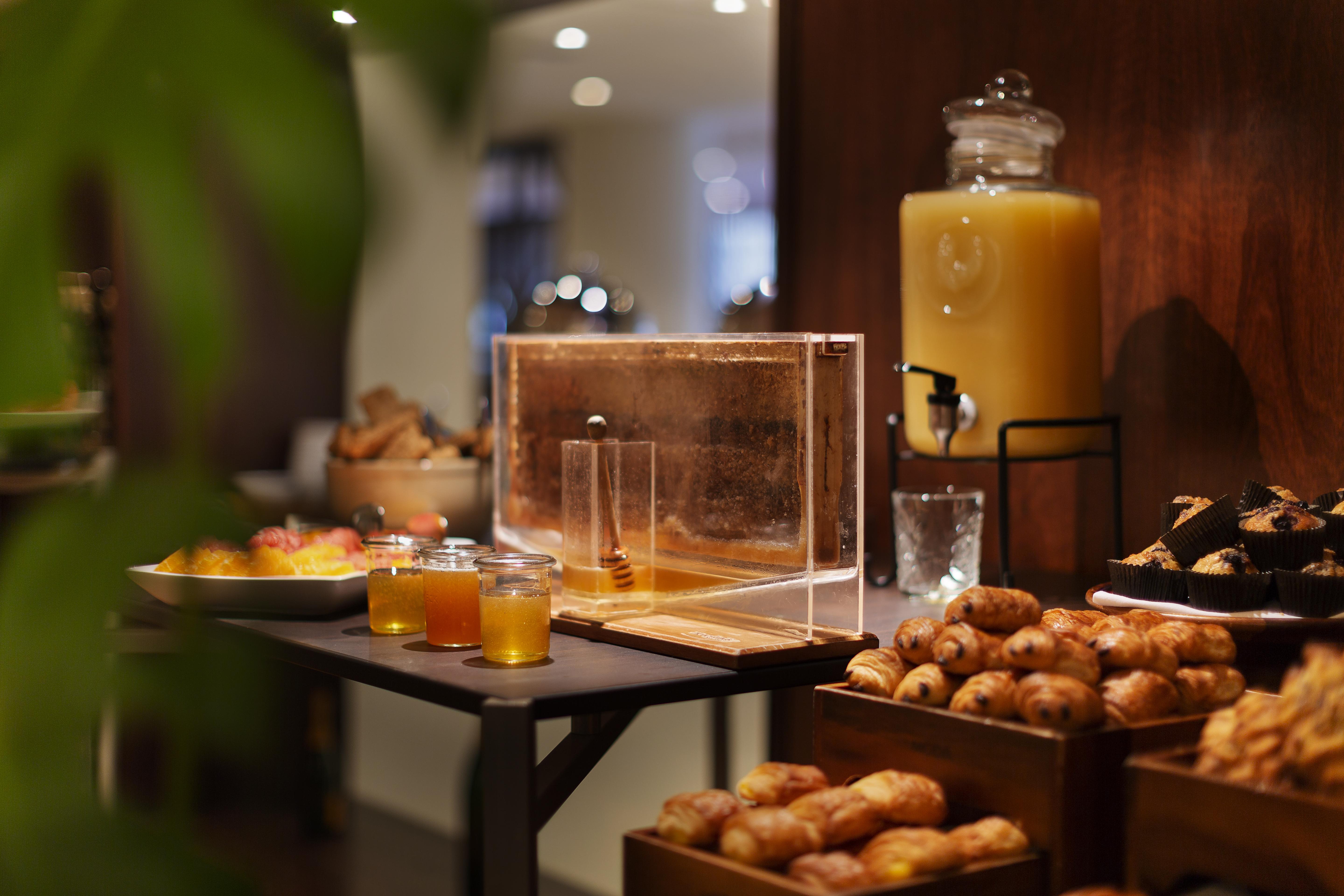 Pullman Auckland Hotel & Apartments Eksteriør bilde A buffet at a hotel
